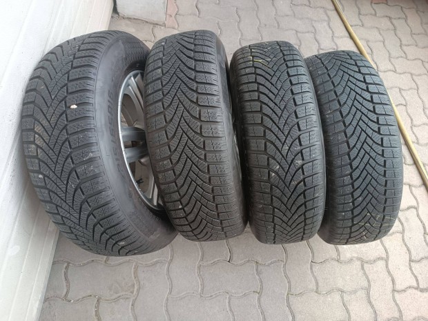16" Újszerű 215/65 R 16 Falken téli gumi eladó!