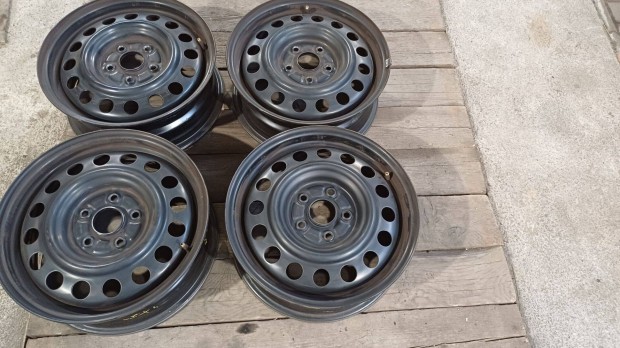 16"-os 5x114,3-as Suzuki acélfelni garnitúra kitűnő állapotban eladó