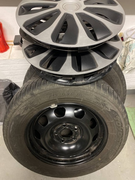 16-os lemezfelni t�li gumival d�szt�rcs�val