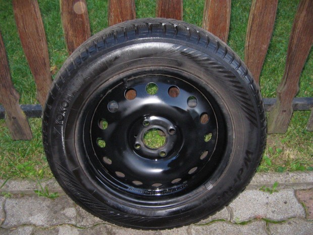 175/65R15 téli garnitúra felnin Nissan-hoz eladó!