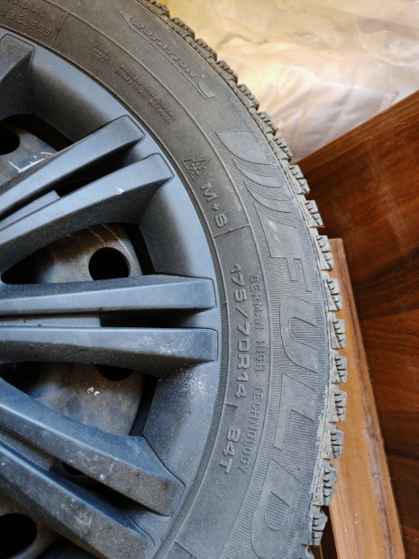 175/70 R14 B4T Tli gumi lemez felnin