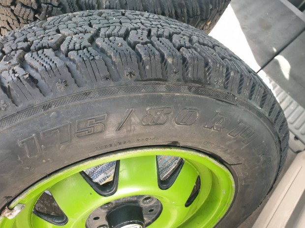 175/80 R14, szeges gumi