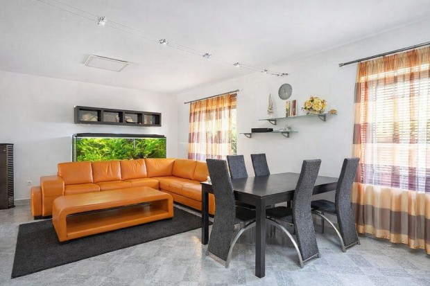 176 nm-es h�z elad� G�rdony