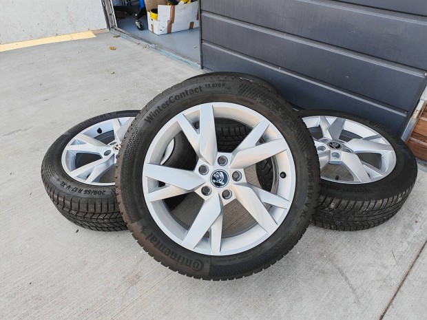 17" 5x112 Skoda "Lyra" Octavia 4 gyári alufelni szett téligumikkal!