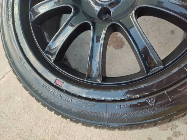 17" alufelni, normál állapotban, újszerű négyévszakos gumikkal