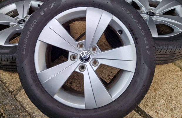 17" gyri Skoda Superb Karoq alufelni Pirelli nyrigumi 5x112 felni 17