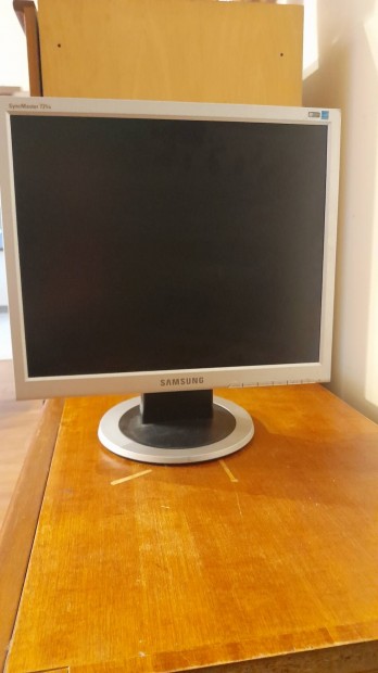 17 colos Samsung monitor elad