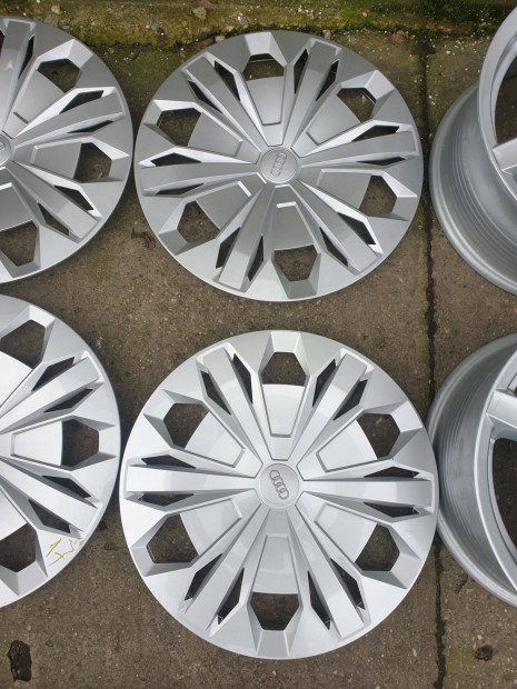 17-es Gyári Audi dísztárcsa 30000ft a 4db/85/