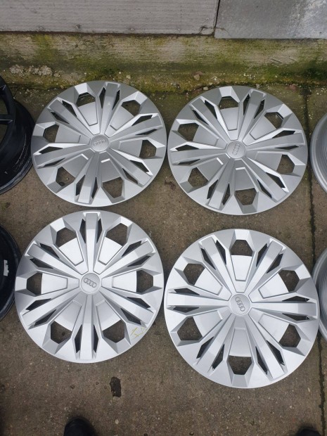 17-es Gyári Audi dísztárcsa 30000ft a 4db /85/