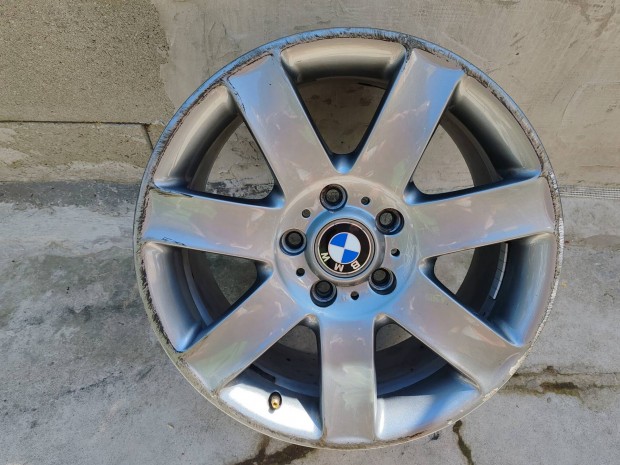 17es, szegélysérült BMW alufelni.