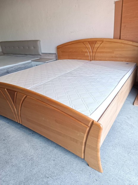 180*200 cm fekvfellet franciagy matracokkal