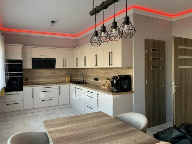 180 nm-es h�z elad� Cegl�d