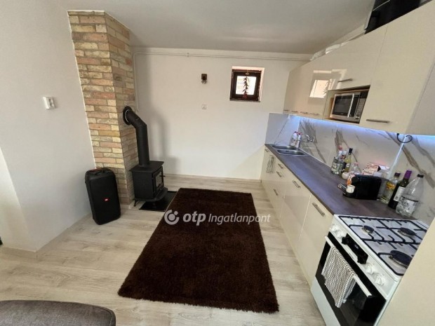 180 nm-es h�z elad� Cserk�t