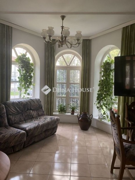 180 nm-es h�z elad� Hark�ny