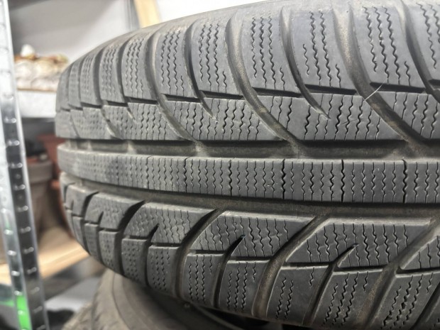 185/65/R15 Toyo 4 db téli gumi lemezfelnire szerelve