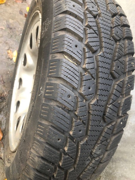 185/65 R 15 négyévszakos gumi felnivel eladó