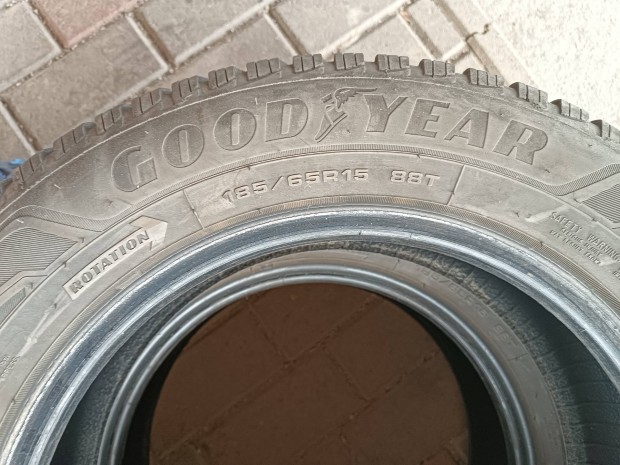 185/65 r15 88t Goodyear Ultragrip9+ téli gumi garnitúra