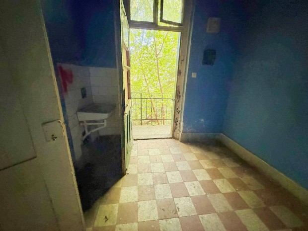 18M sürgősen eladó 27m2 pesti emeleti lakás