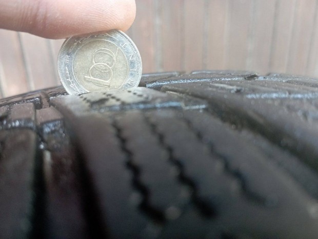 18 225 / 65 t�li gumi 4 db Falken Eurowinter SUV