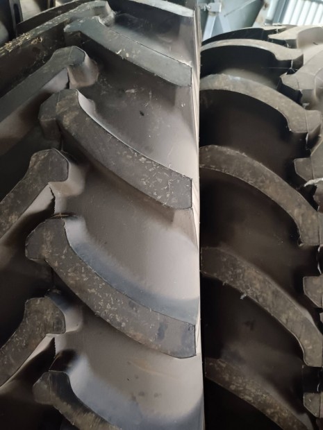 18,4 R - 34 méretű MTZ 892.2 820.2 gumi és 16,9 - 38