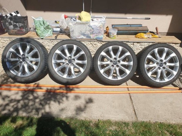 18" Mazda gyári alufelnik, jó állapotú téli gumikkal szerelve!