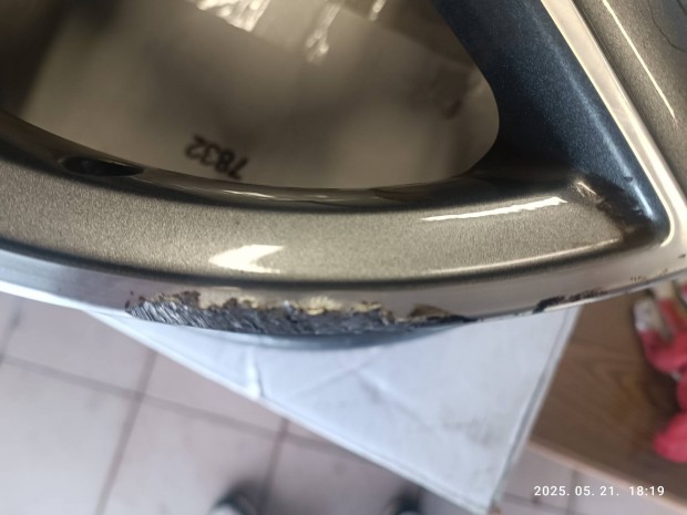 18" Mercedes AMG alufelni 1 db. perem horzsolt.