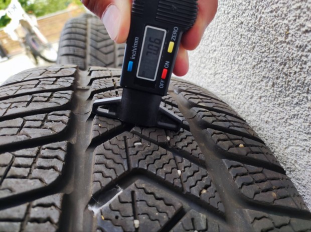 18"-os gyari BMW F1(7-es szria) alufelni.