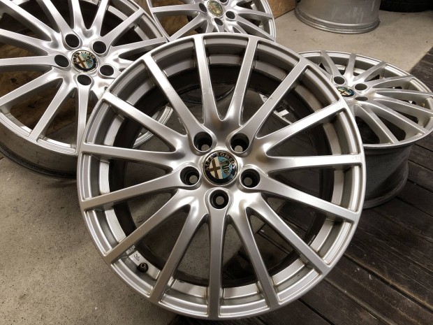 18 colos alufelni Alfa Romeo 18 col 5x110