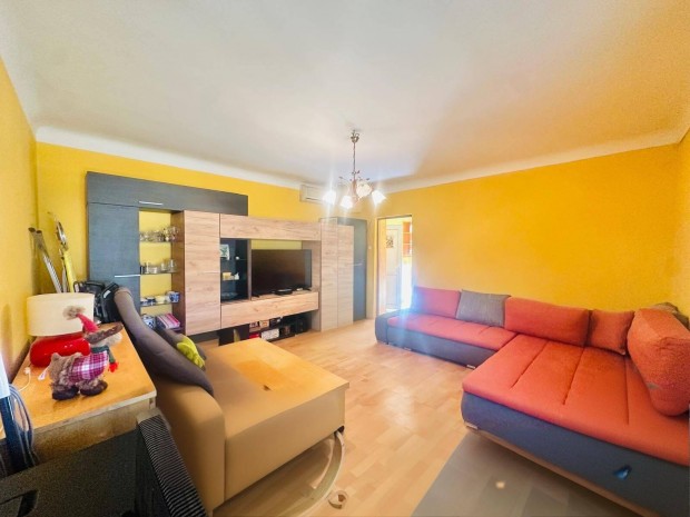 18 ker�let 63 nm t�gla lak�s + saj�t udvar + parkol� elad�