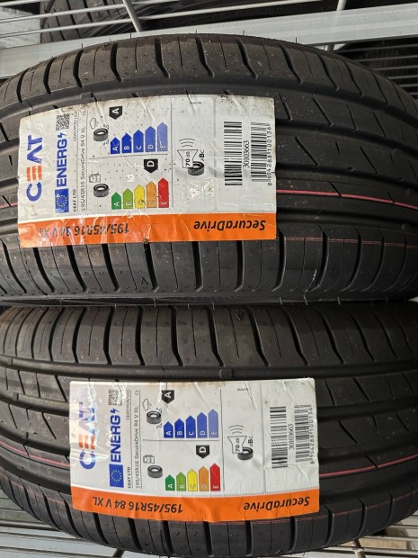 195/45R16 j Ceat nyri gumik elad.