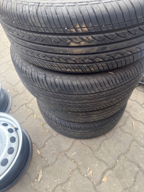 195/60 R15 ny�ri gumi 