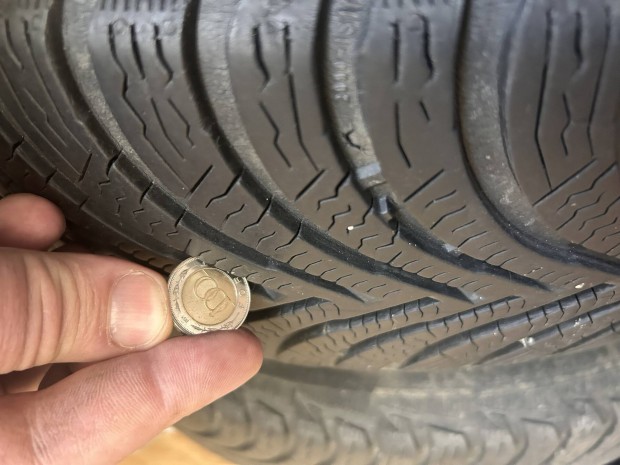 195/65R 15 gumi 5 lyukas Kia aclfelnire szerelve