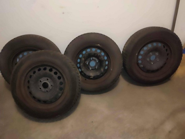 195/65/R15 alig hasznlt tli gumi elad aclfelnin VW dsztrcsval