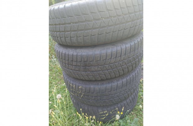 195/65/R15 t�li gumi garnit�ra felnin, d�szt�rcs�val Focus2