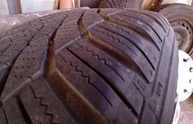 195/65 R15 t�ligumi szett skoda 6Jx15 H2 ET47 felnin + d�szt�rcsa