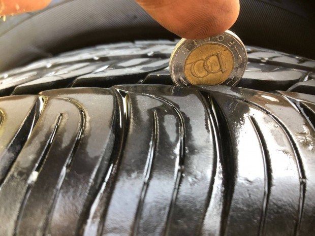 195/65r15-ös felnire szerelt nyári gumi