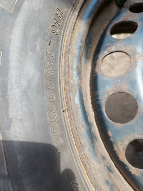 195x65 R15 gumiabroncs felnin