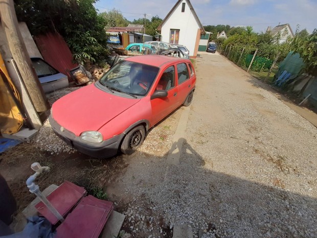 1995-s  1.2b Opel corsa karosszria elemek 