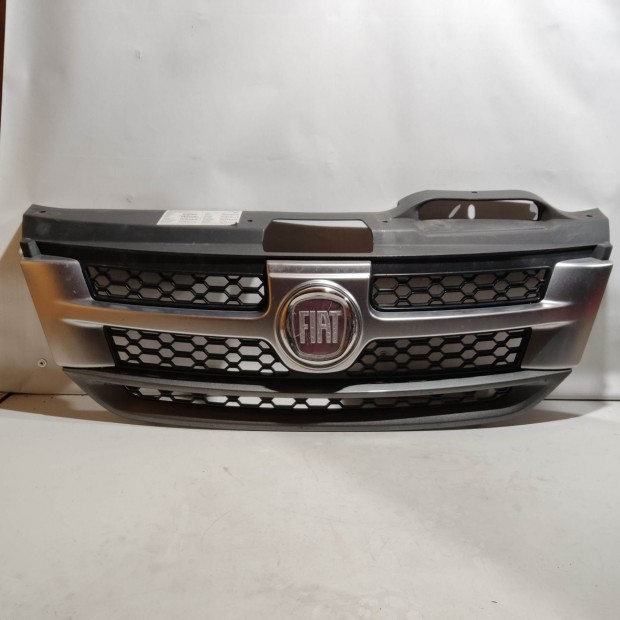 199690 Fiat Freemont 2011-2015 díszrács, a képen látható sérüléssel