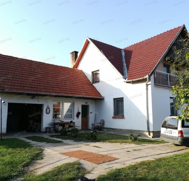 1996-ban �p�lt, b�k�si, 5 szoba + 2 nappalis, 2 f�rd�szob�s csal�di