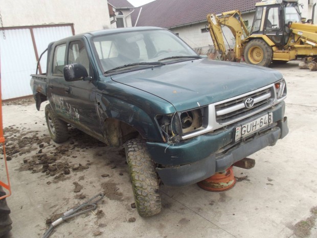1999-es évjáratú Toyota Hilux bontott alkatrészei eladók
