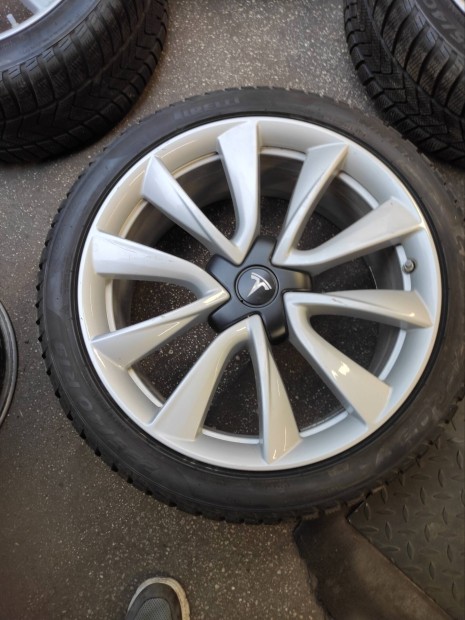 19" 19 5x114,3 Tesla model3 235/40r19 téli 485eft/4db