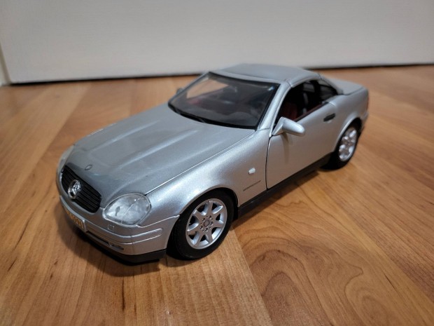 1:18 1/18 Maisto Mercedes SLK230 modellaut