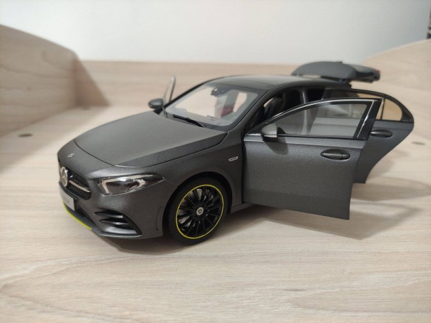 1/18 1:18 Norev Mercedes A AMG Line modell