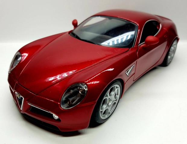 1/18 Alfa 8C Competizione Burago kiads autmodell 