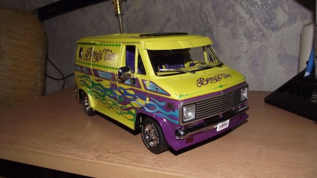 1:18 Amerikai modell aut Chevy Van 1976