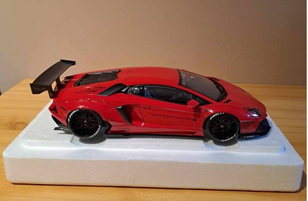 1:18 Autoart Lamborghini Aventador LB Walk modell