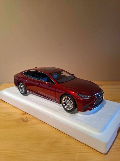 1:18 Autoart Lexus LS500h modell