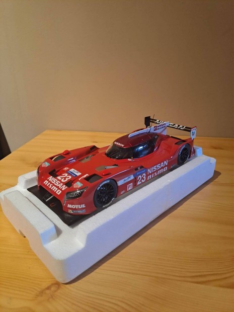 1:18 Autoart Nissan GT-R LM Nismo Le Mans 2015 modell