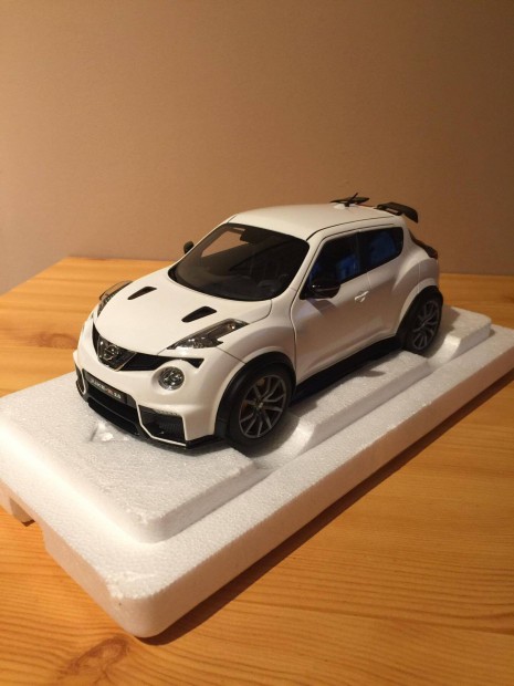 1:18 Autoart Nissan Juke R Nismo modell 1/18